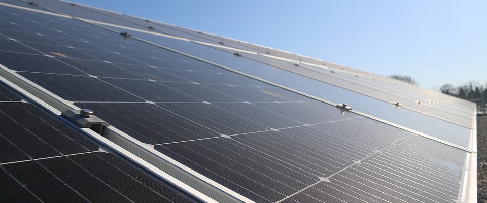 Umísťujeme solární panely na střechu rodinného domu