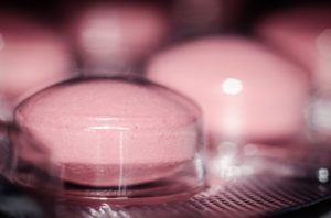 Růžové pilulky zvané Ibalgin mají nové složení. Nemůže je už užívat každý