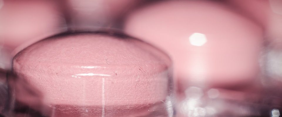 Růžové pilulky zvané Ibalgin mají nové složení. Nemůže je už užívat každý