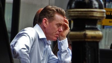 Únava může být symptomem nemoci štítné žlázy. Jaké jsou další příznaky?