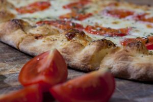 Třicetiprocentní Eidam do pizzy nepatří aneb další zajímavosti o nejpopulárnějším jídle světa