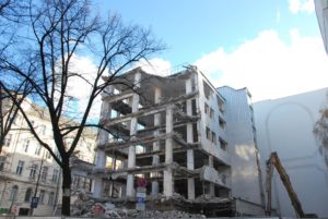 Demolice bývá prováděna mnoha způsoby