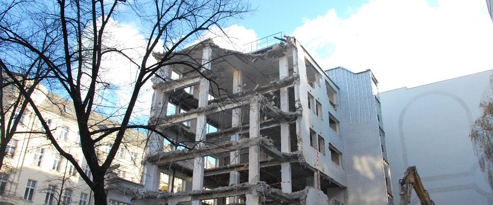 Demolice bývá prováděna mnoha způsoby