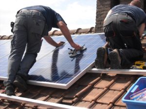 Neinstalujte solární panely na střechu během léta, nevyplatí se to
