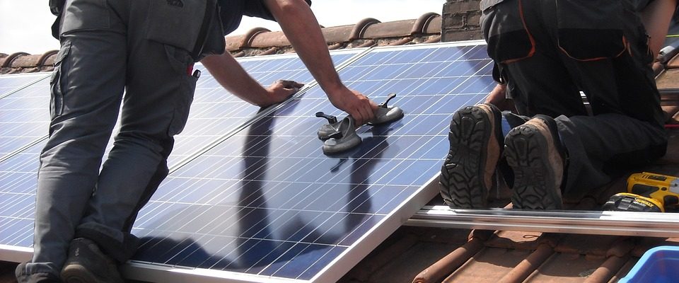 Neinstalujte solární panely na střechu během léta, nevyplatí se to